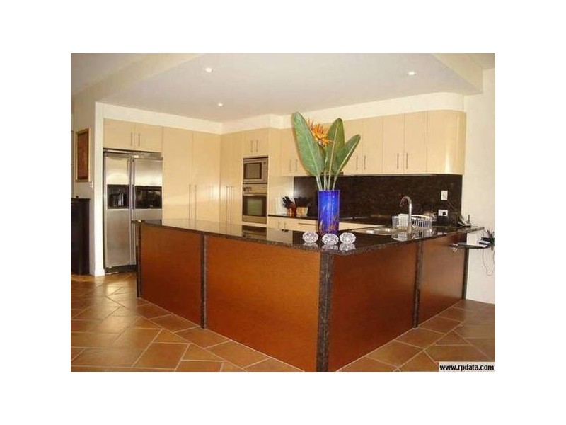 10 Parklane Drive, Sovereign Islands QLD 4216