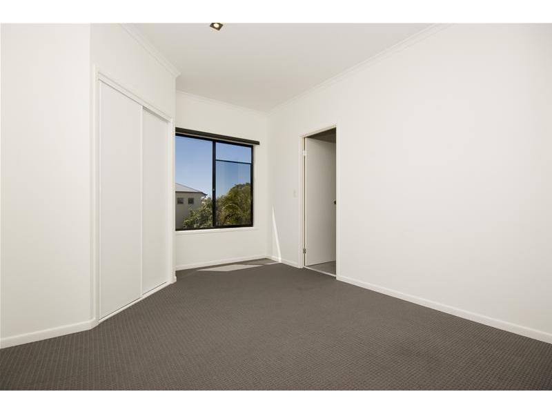 1/32 Shoveller Avenue, Paradise Point QLD 4216