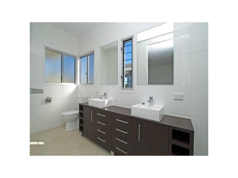 2/3 Nankeen Ave, Paradise Point QLD 4216