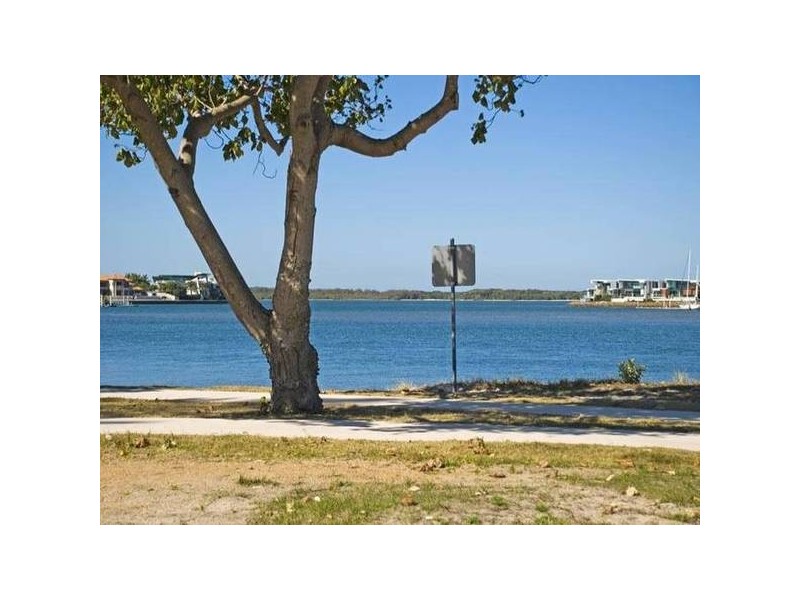 2/3 Nankeen Ave, Paradise Point QLD 4216