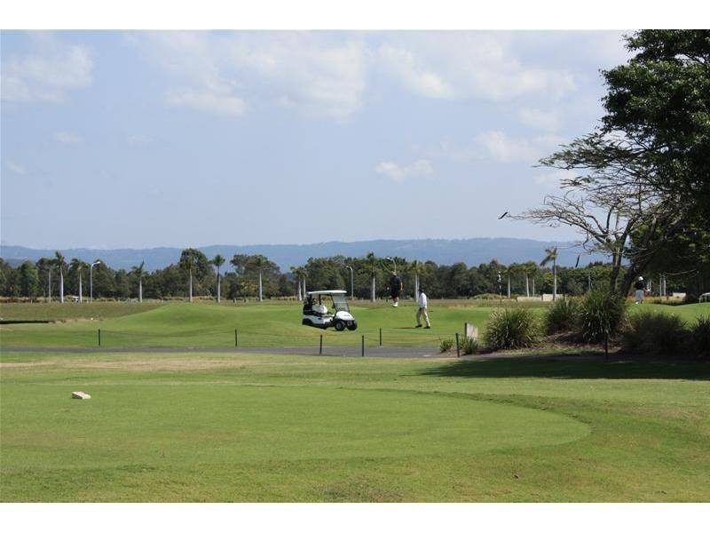 21 Peter Senior Drive, Hope Island QLD 4212