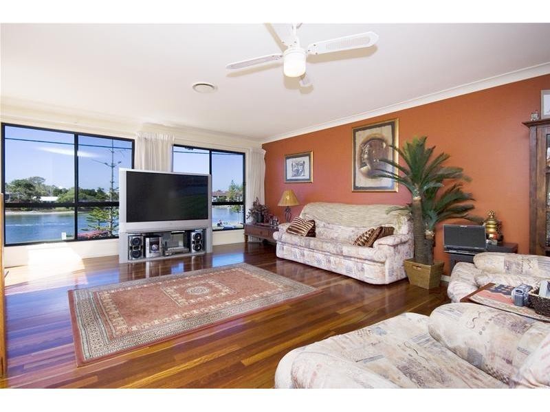 2/3 Ray Street, Runaway Bay QLD 4216