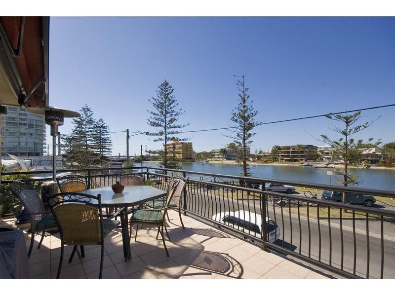 2/3 Ray Street, Runaway Bay QLD 4216