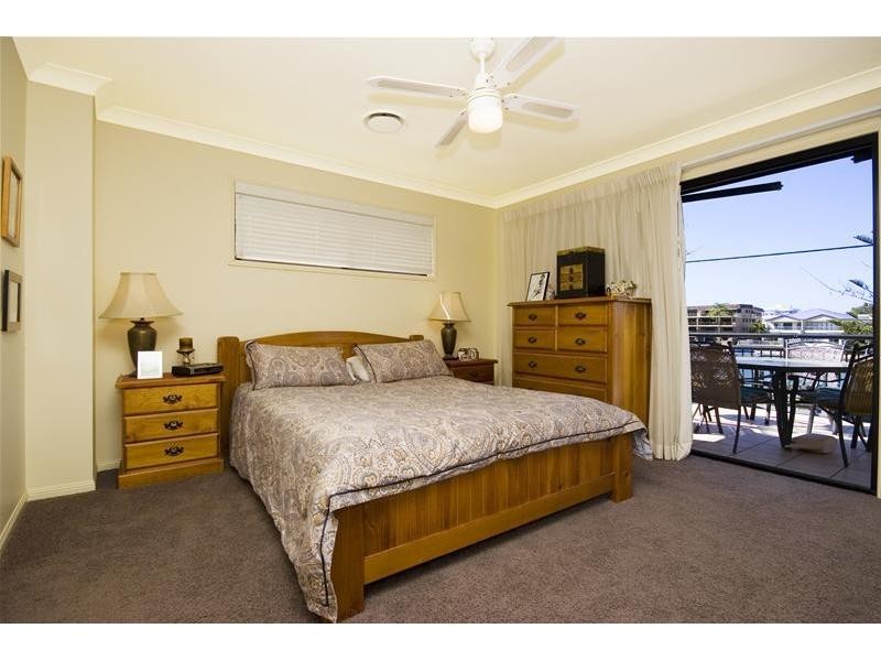 2/3 Ray Street, Runaway Bay QLD 4216