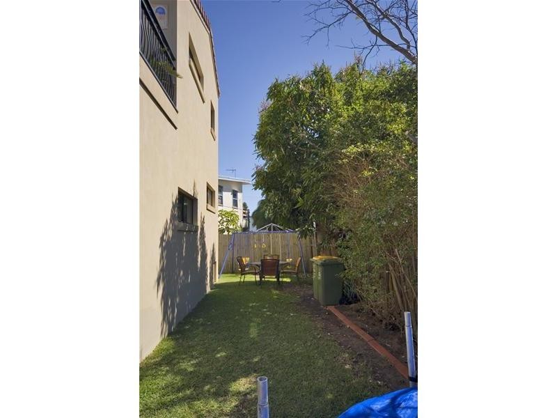 2/3 Ray Street, Runaway Bay QLD 4216