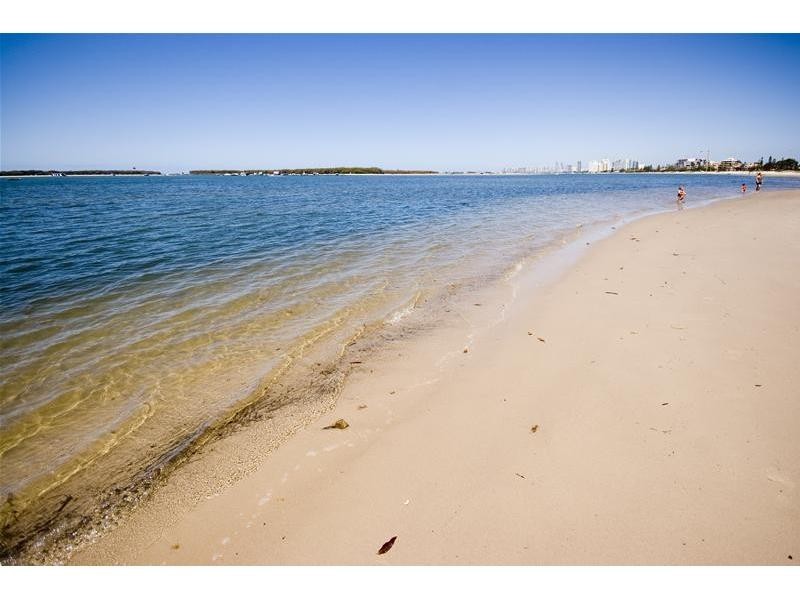 2/3 Ray Street, Runaway Bay QLD 4216