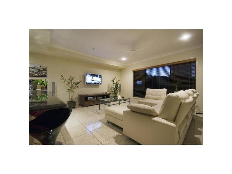 25 Calmwater Crescent, Helensvale QLD 4212