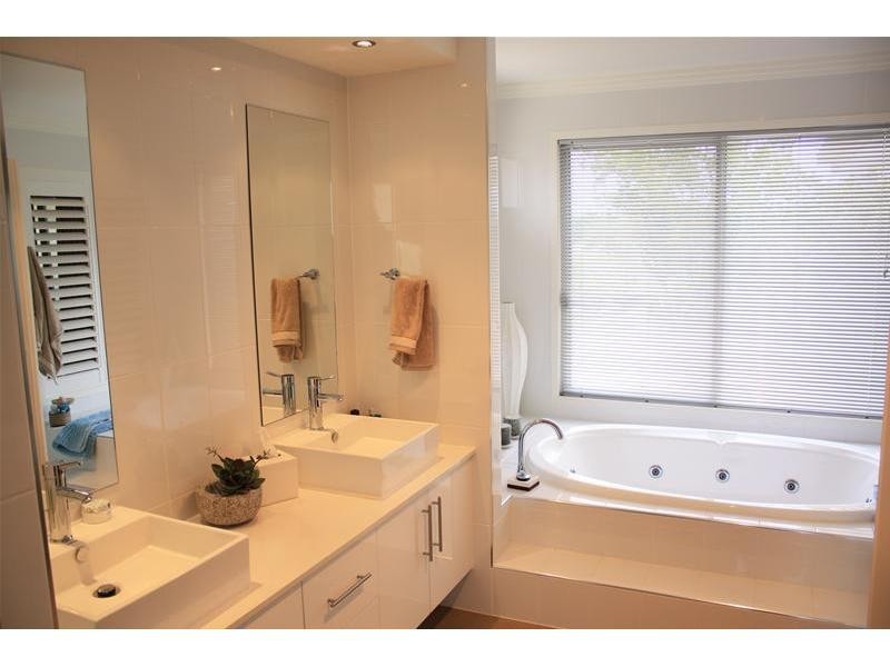 17 Parkview Place, Helensvale QLD 4212