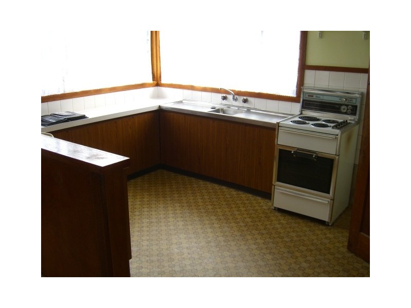 31 Dover Street, Cobden VIC 3266