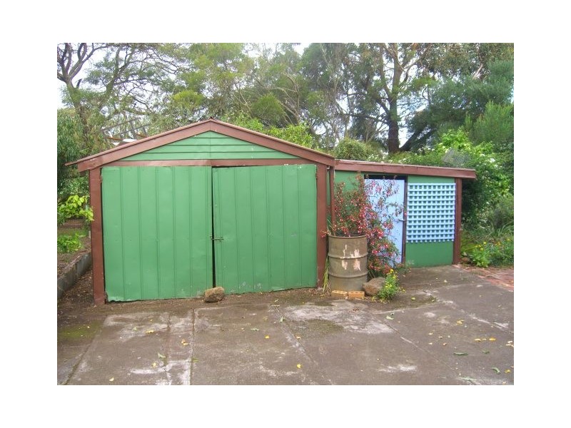 33 McKinnons Bridge Road, Noorat VIC 3265