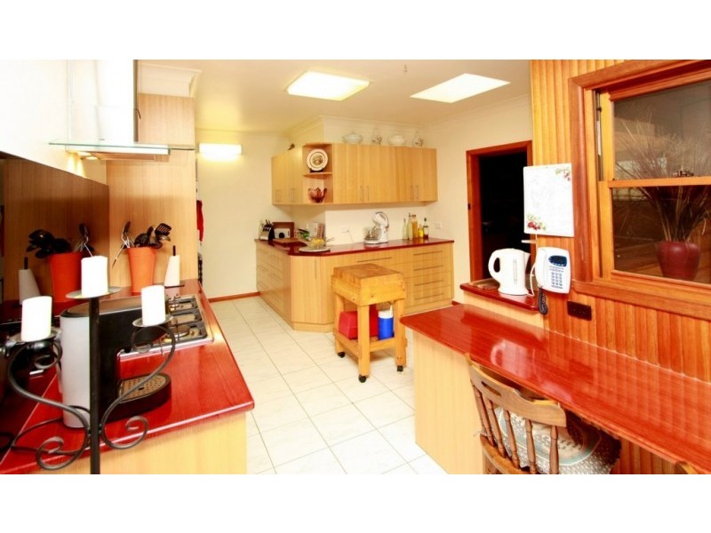 4 Rix Avenue, Cobden VIC 3266