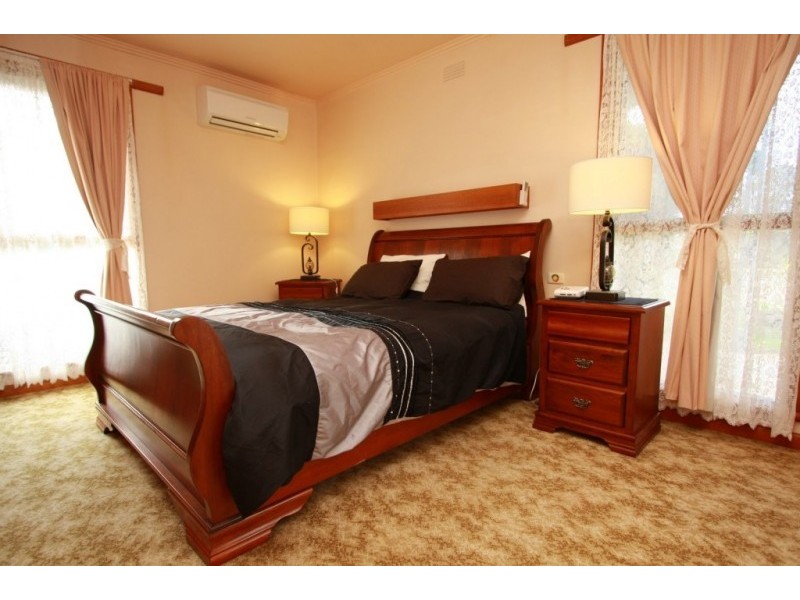 4 Rix Avenue, Cobden VIC 3266