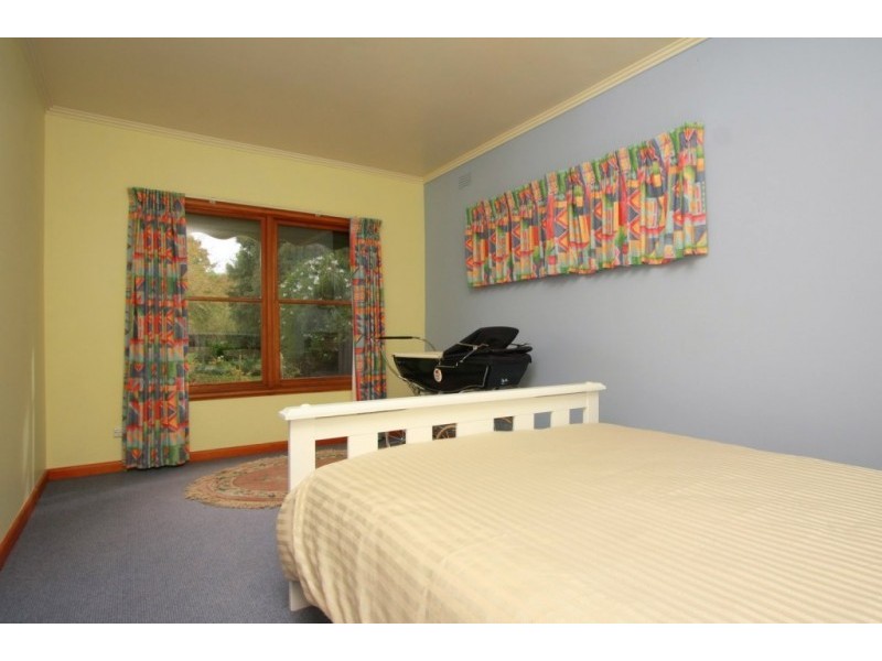 4 Rix Avenue, Cobden VIC 3266