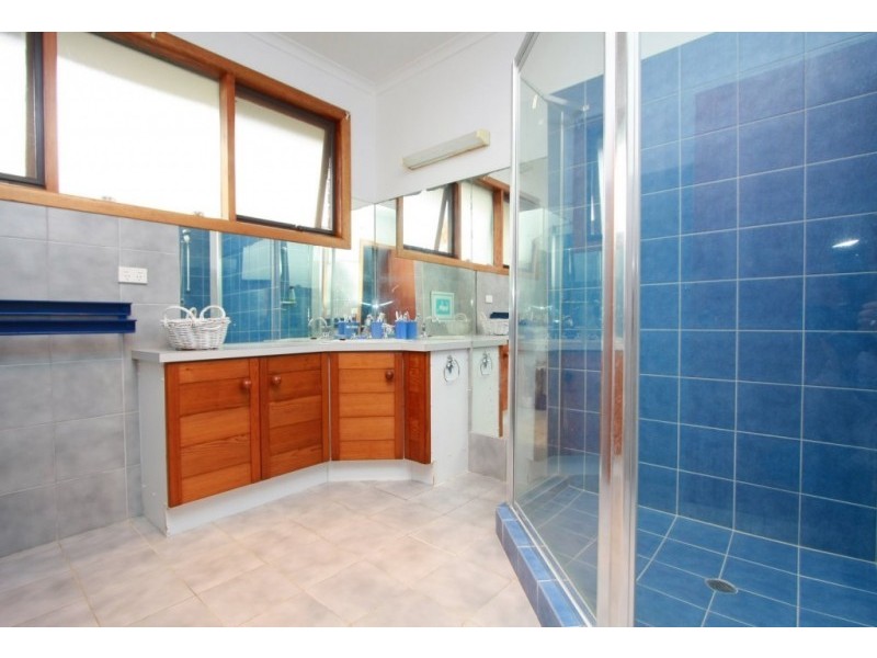 4 Rix Avenue, Cobden VIC 3266