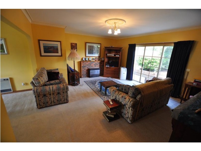 11 Shenfield Street, Cobden VIC 3266