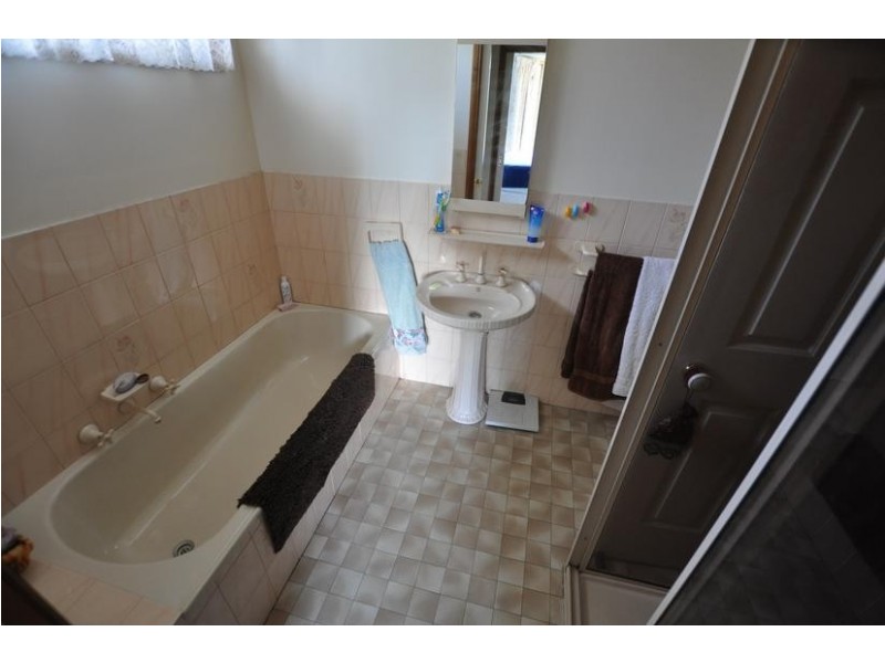 11 Shenfield Street, Cobden VIC 3266