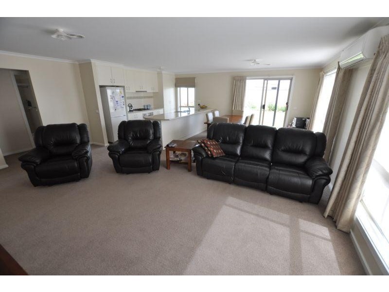 2/65 Curdie Street, Cobden VIC 3266