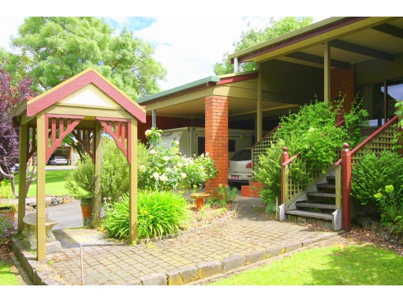 24 Shenfield Street, Cobden VIC 3266