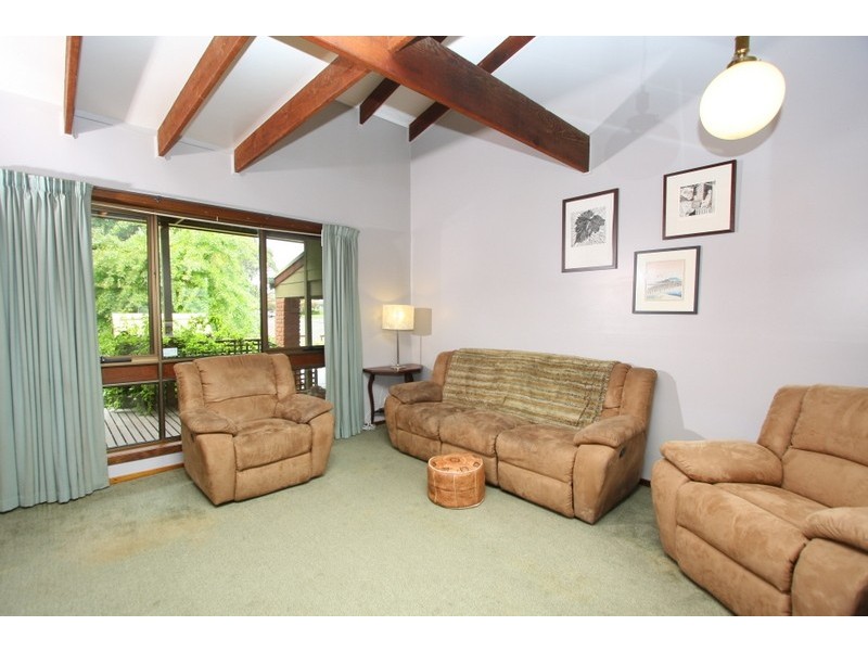 24 Shenfield Street, Cobden VIC 3266