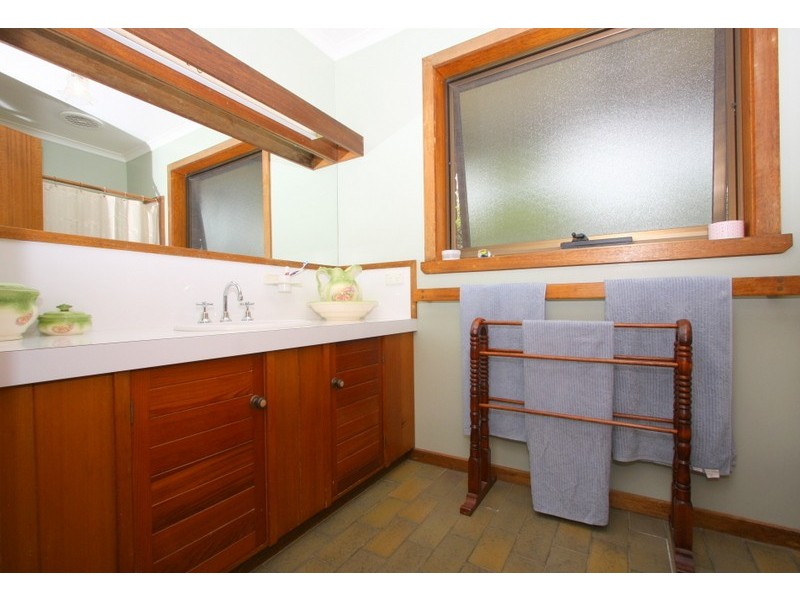 24 Shenfield Street, Cobden VIC 3266