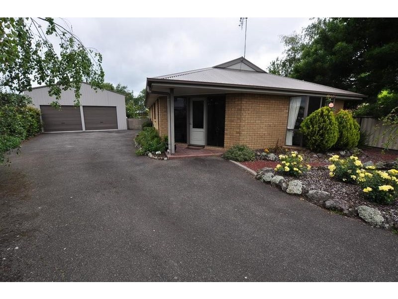 16 Cemetery Road, Cobden VIC 3266