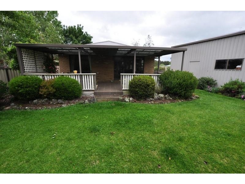 16 Cemetery Road, Cobden VIC 3266