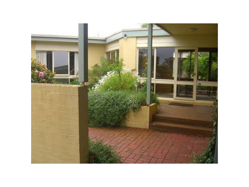 16 Rix Ave, Cobden VIC 3266