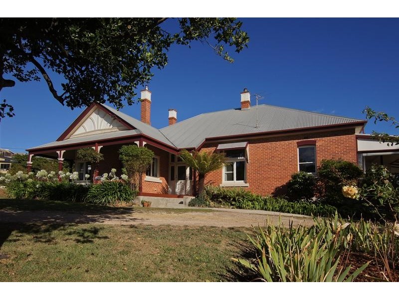 17 Main Road, Penguin TAS 7316