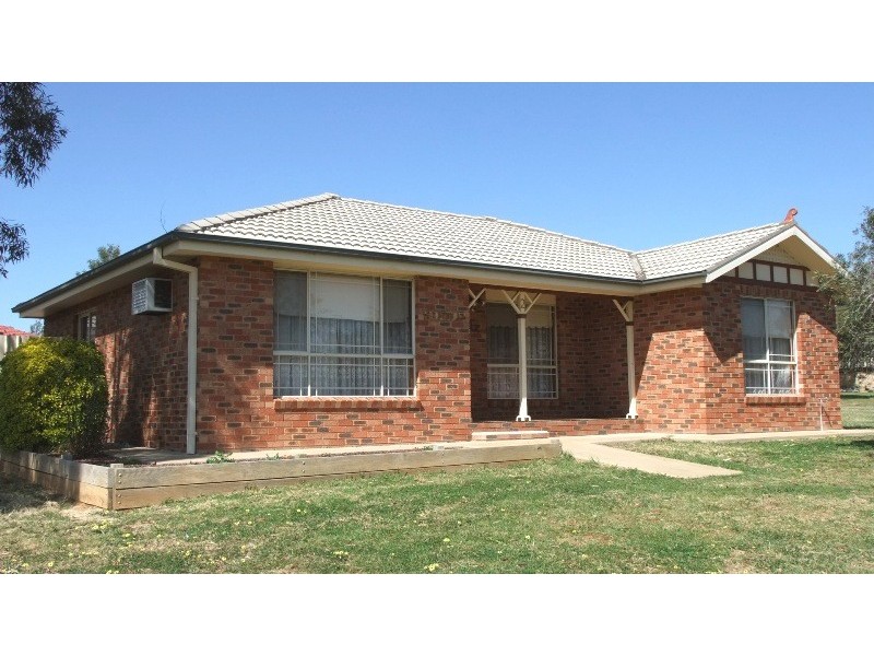 2/2 Dunn Avenue, Wagga Wagga NSW 2650