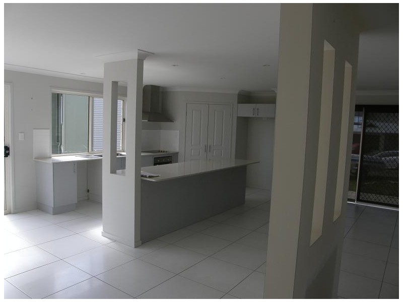 33 Tara Vista Boulevard, Highland Park QLD 4211