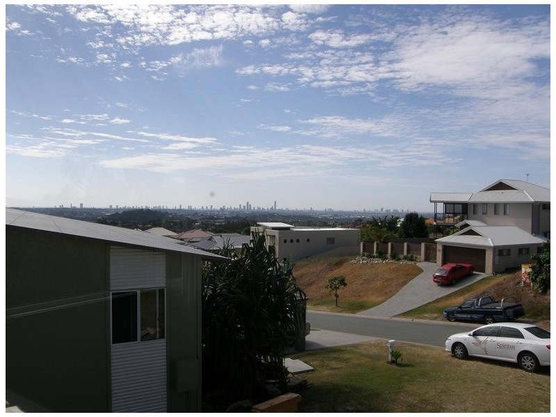 33 Tara Vista Boulevard, Highland Park QLD 4211