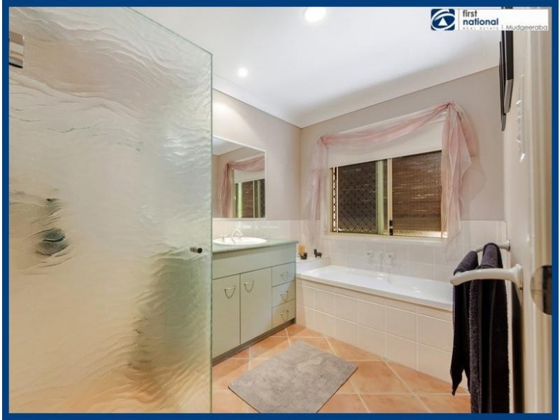 33 Armstrong Way, Highland Park QLD 4211