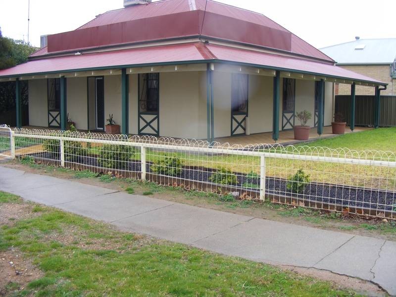 8 Welcome Street, Parkes NSW 2870