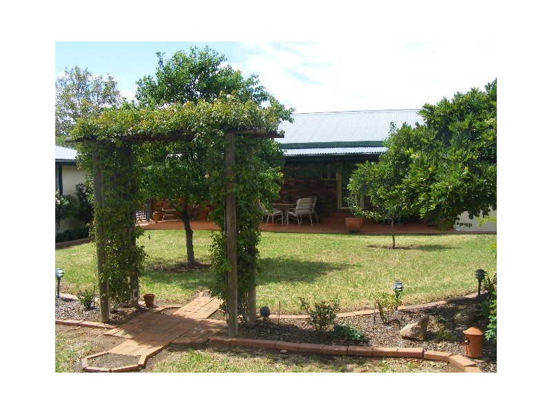 9 Willbe Street, Eugowra NSW 2806