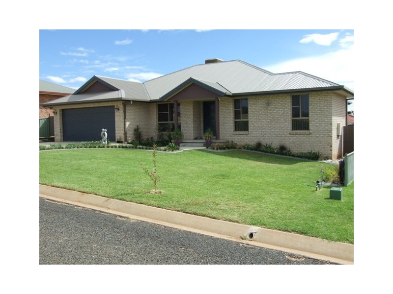 4 Vaucluse Place, Parkes NSW 2870