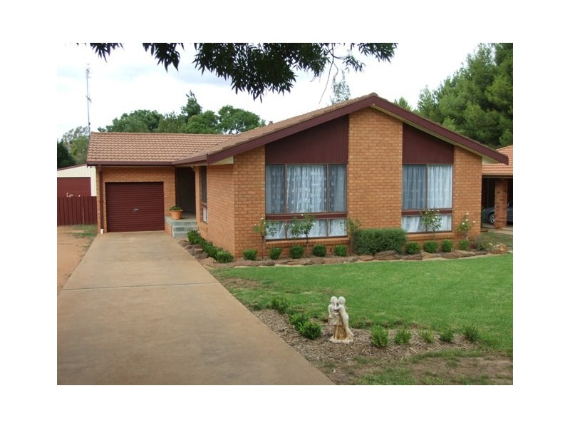 13 Glenhaven Ave, Parkes NSW 2870