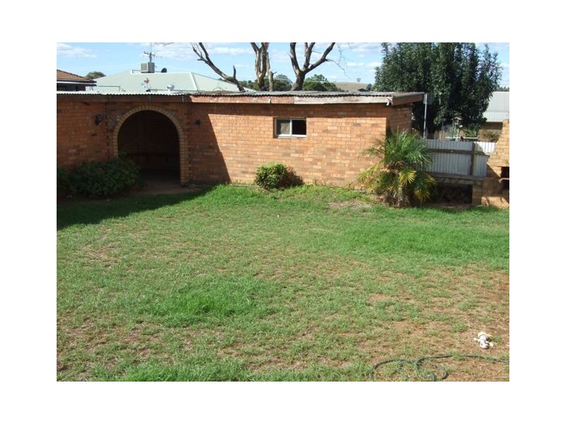 24 Thomas Street, Parkes NSW 2870