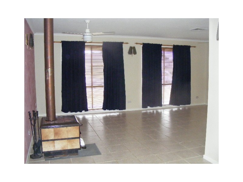 2 Friendship Place, Parkes NSW 2870