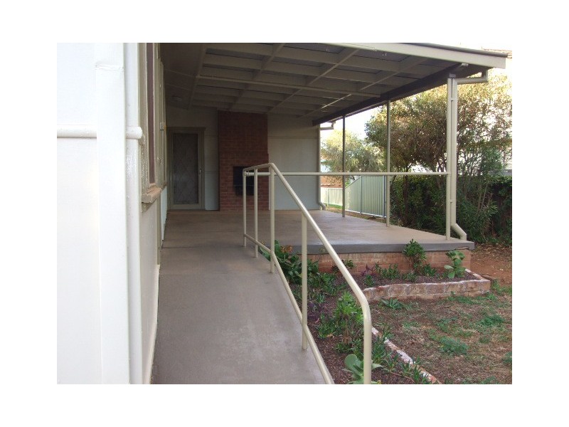 9 Captain Wilson Ave, Parkes NSW 2870