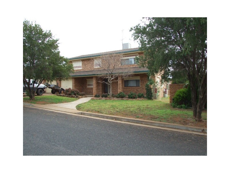 2 Bowditch Cres, Parkes NSW 2870