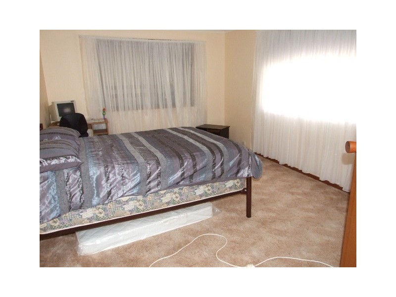 2 Bowditch Cres, Parkes NSW 2870
