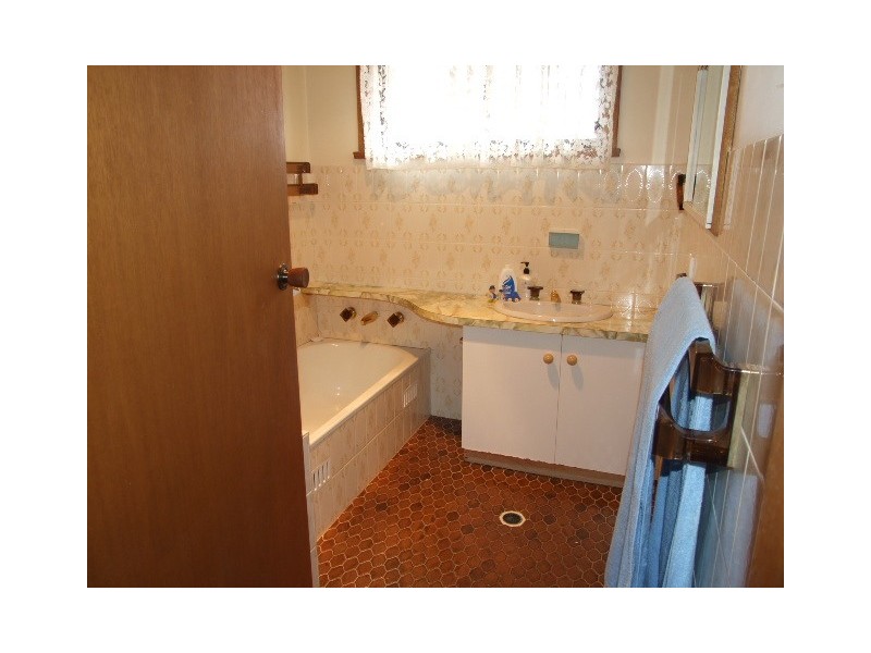 2 Bowditch Cres, Parkes NSW 2870