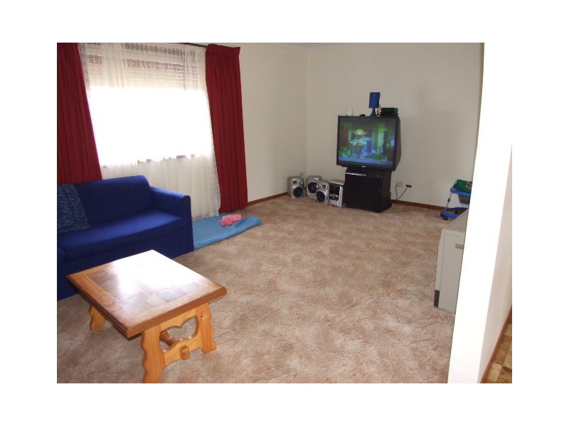 2 Bowditch Cres, Parkes NSW 2870