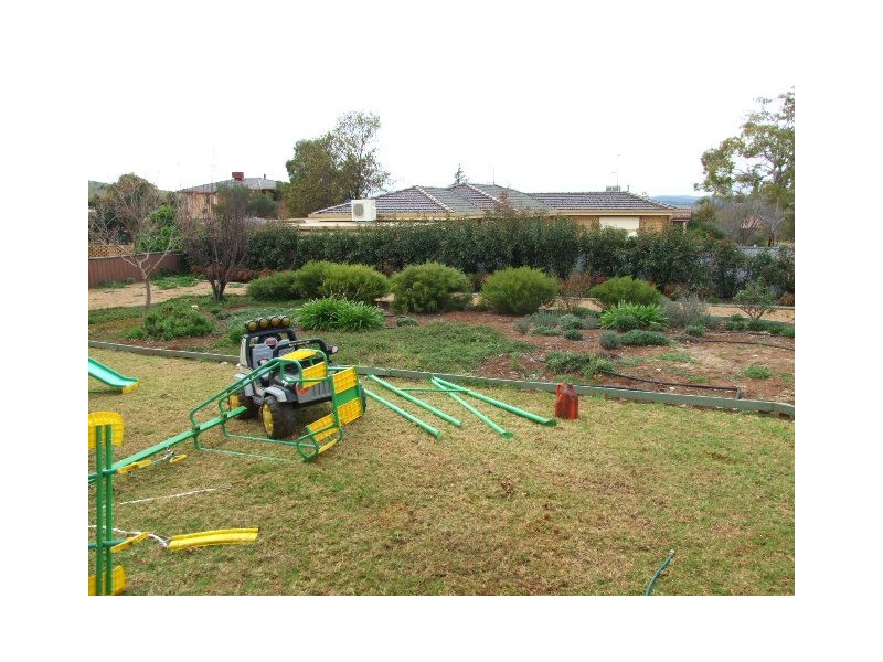 2 Bowditch Cres, Parkes NSW 2870