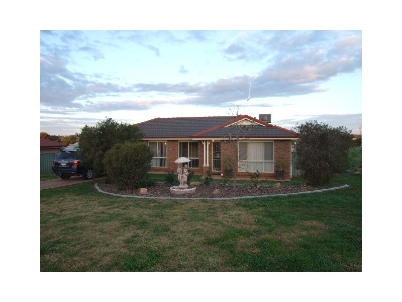 9 Alder Ave, Parkes NSW 2870