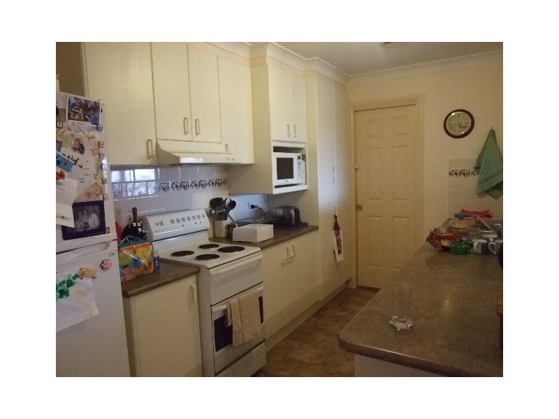 9 Alder Ave, Parkes NSW 2870