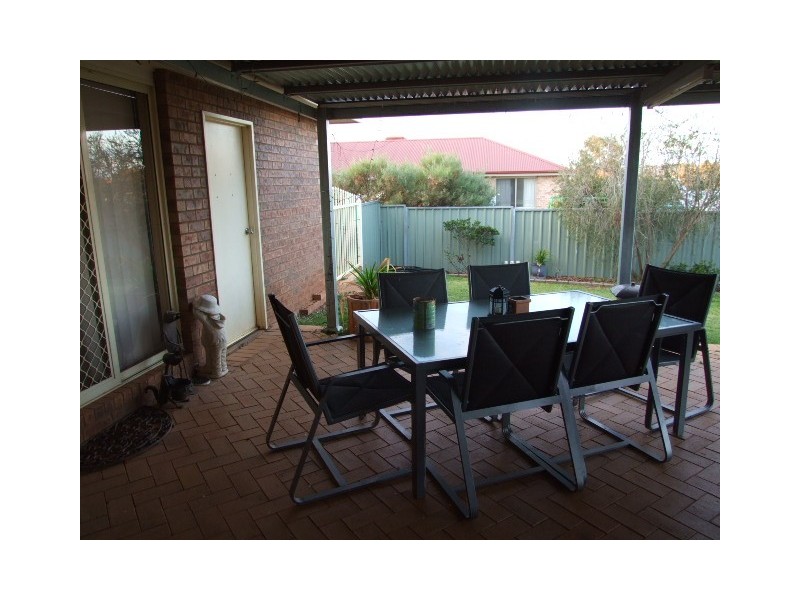 9 Alder Ave, Parkes NSW 2870