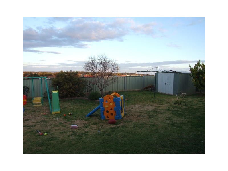 9 Alder Ave, Parkes NSW 2870