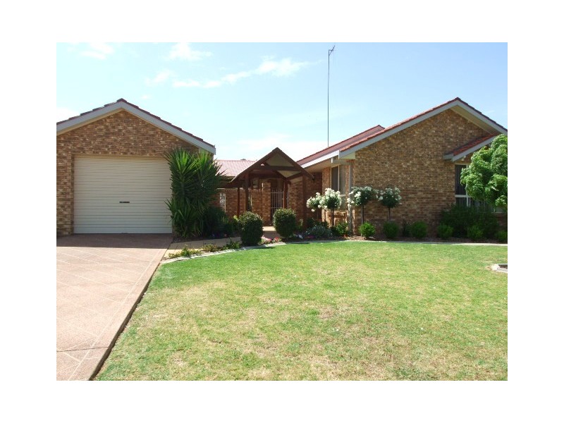 27 Paterson Street, Parkes NSW 2870