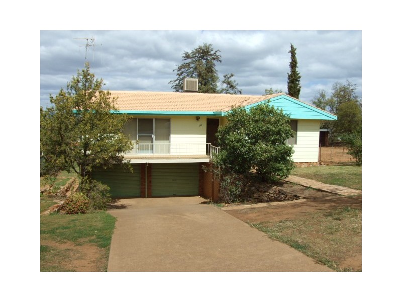 13 Evans Parade, Parkes NSW 2870